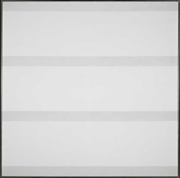 アグネス・マーティン「Untitled #5」。明るい灰色の上に、暗い灰色の水平の帯が等間隔に4本並ぶ正方形のキャンバス