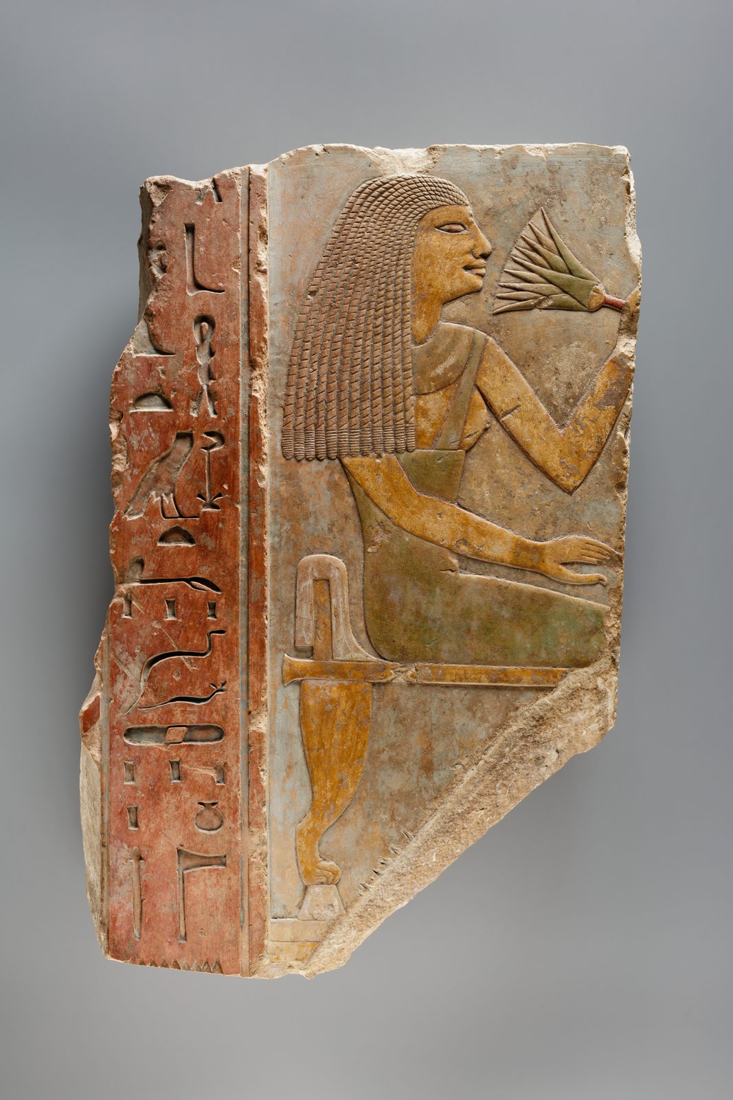 古代エジプト「Relief Showing a Seated Woman Smelling the Blossom of a Water Lily」（スイレンの花を嗅ぐ座った女性のレリーフ）