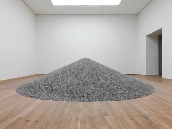 Ai Weiwei, Sunflower Seeds: hàng triệu hạt hướng dương bằng sứ vẽ tay trải thành một lớp xám trên sàn