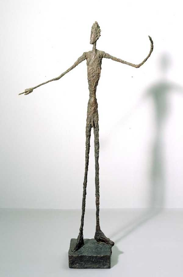 Alberto Giacometti, Man Pointing: tượng đồng hình người đàn ông rất gầy, cao, một tay duỗi thẳng chỉ về phía trước, tay kia cong ra như ôm khoảng trống