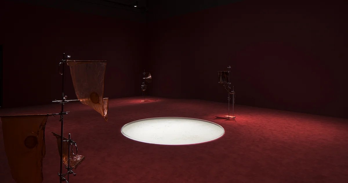 Anicka Yi, 6,070,430K of Digital Spit: sắp đặt với vật liệu sinh học tại MIT List Visual Arts Center