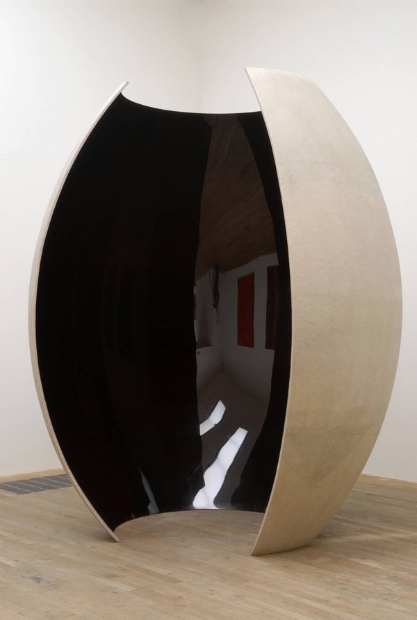 Anish Kapoor, Ishi's Light: khối hình trứng cao hơn ba mét, mặt ngoài màu đá, mặt trong sơn đỏ thẫm bóng
