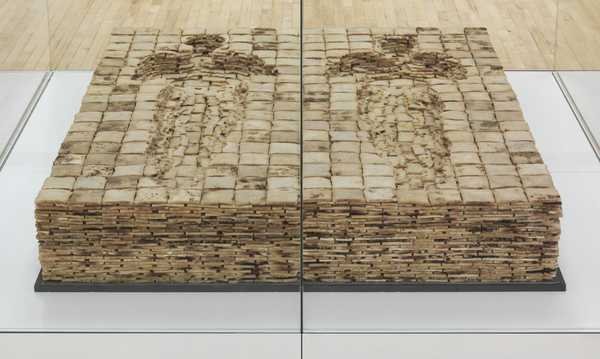 Antony Gormley, Bed: khối lát bánh mì ngâm sáp paraffin xếp phẳng trên sàn, hai khoảng trống hình người nằm ở giữa