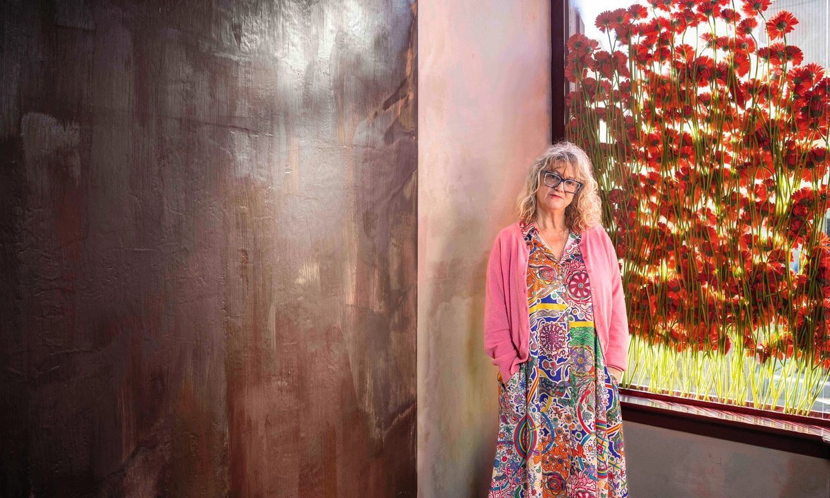 Anya Gallaccio, Stroke: gallery walls coated in dark chocolate, a brown bench in the centre of the room