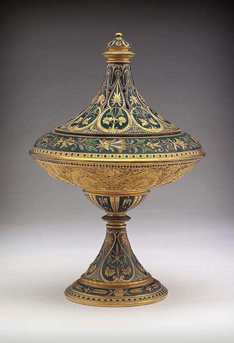 Auguste Adolphe Willms cho Elkington & Co., Perfume burner: lư xông hương đồng mạ vàng, nắp hình loa có khe thoát hương, tráng men xanh lục đậm điểm đỏ, lam, tím