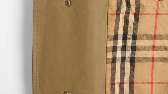 The Burberry Trench: Crafting an Icon tại V&A: áo trench Burberry trưng bày trong tủ kính