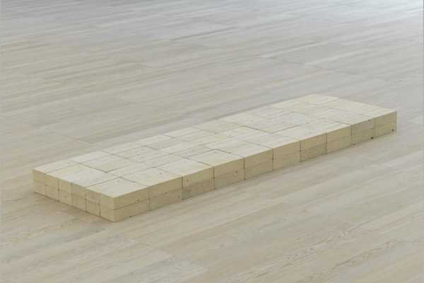 Carl Andre, Equivalent VIII: 120 viên gạch chịu lửa màu vàng nâu xếp thành khối chữ nhật thấp hai lớp trên sàn
