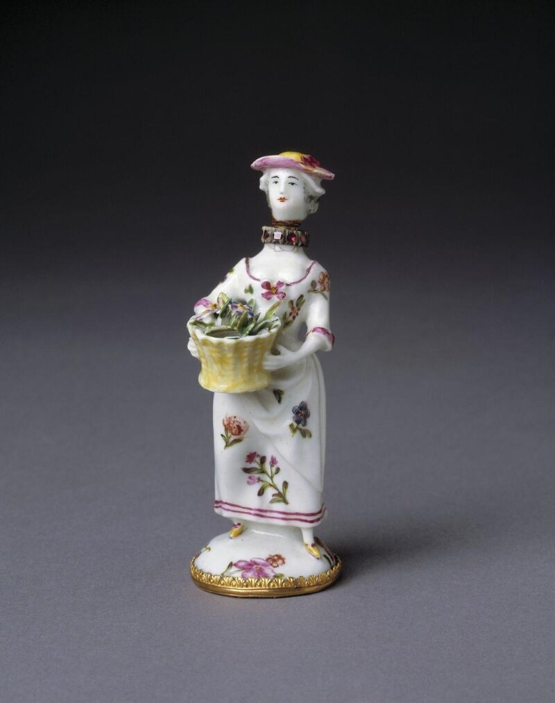 チャールズ・グイン、花かごを運ぶ女性の形をしたエナメル絵付けの軟質磁器の香水瓶。石をはめた金めっきの金具つき