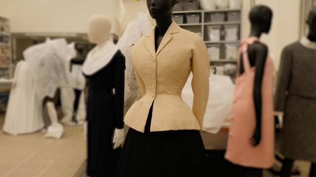 Christian Dior, Bar Suit: áo khoác lụa màu kem ôm eo và váy len đen xếp nếp xoè rộng