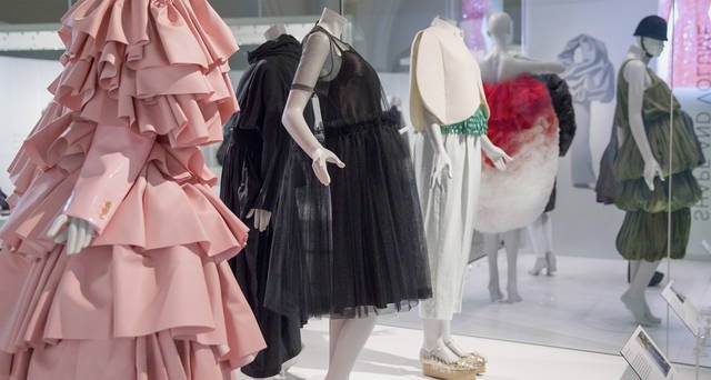 Balenciaga: Shaping Fashion tại V&A: trang phục may đo cao cấp của Cristóbal Balenciaga với phom dáng rộng, đứng tách khỏi cơ thể