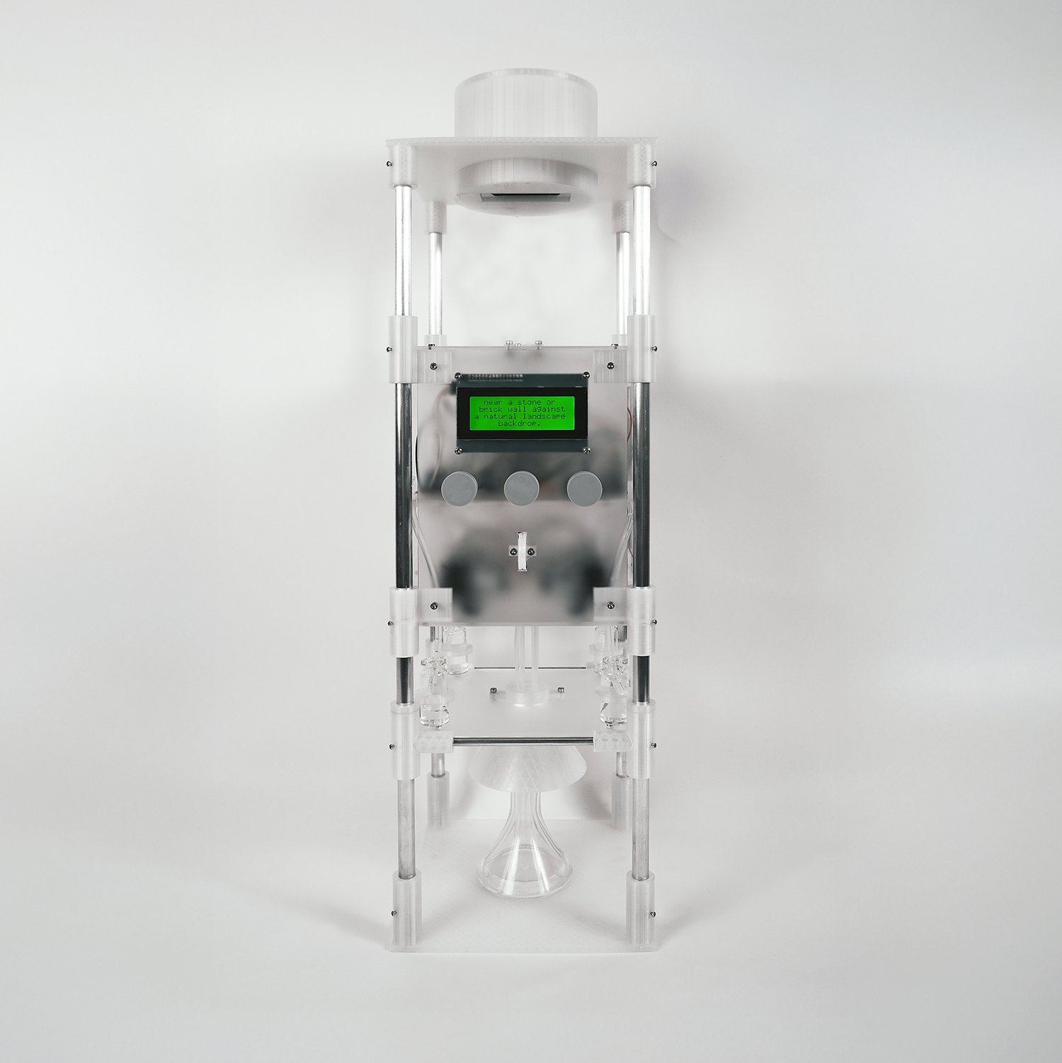 Cyrus Clarke, The Anemoia Device: thiết bị có ba núm vặn, chuyển ảnh thành mùi hương