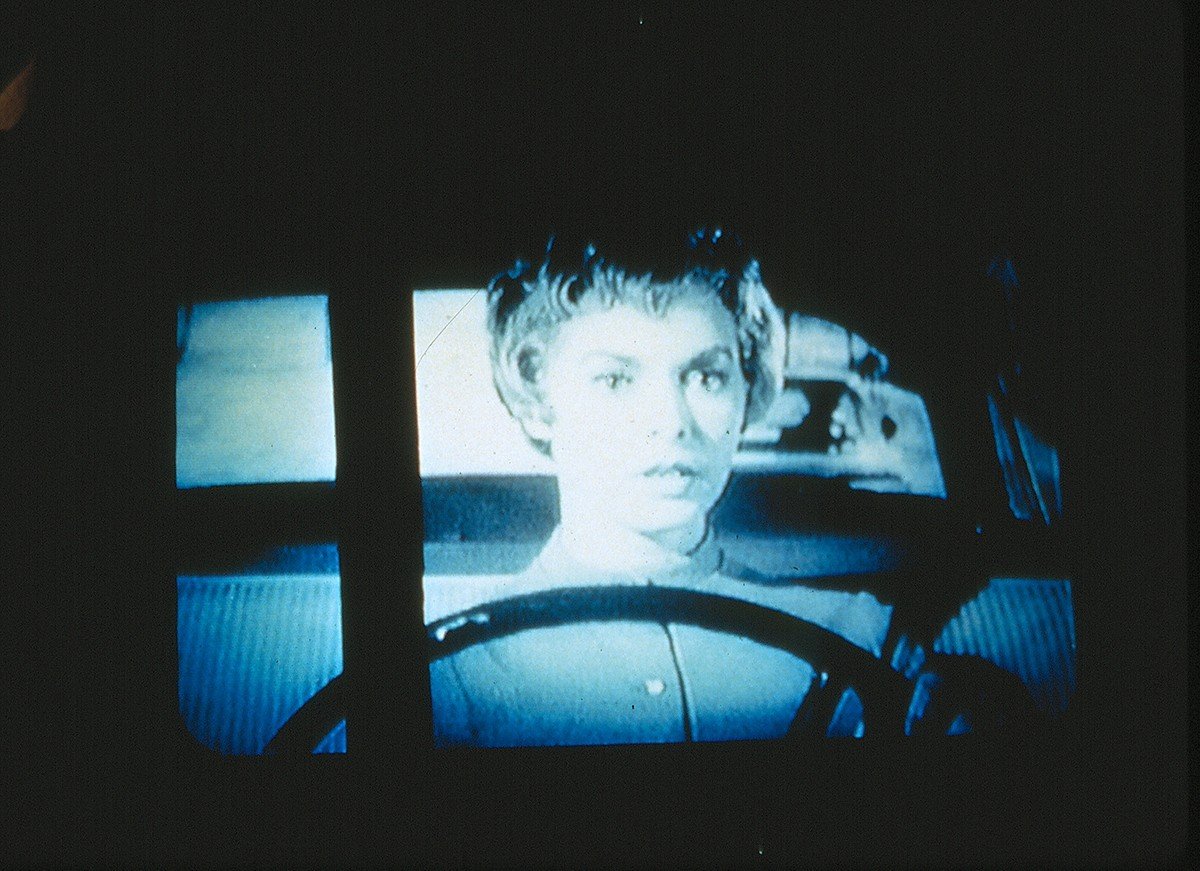 Douglas Gordon, 24 Hour Psycho: một khung hình phim Psycho chiếu chậm trên màn lớn trong phòng tối