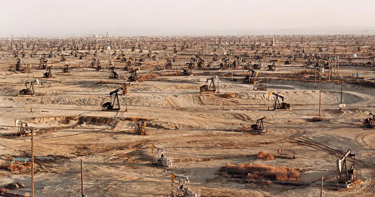 Edward Burtynsky. Oil.