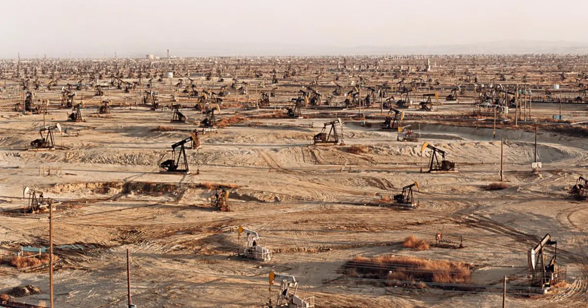 Edward Burtynsky, Oil: ảnh màu khổ lớn chụp một cánh đồng giếng dầu trải dài tới chân trời