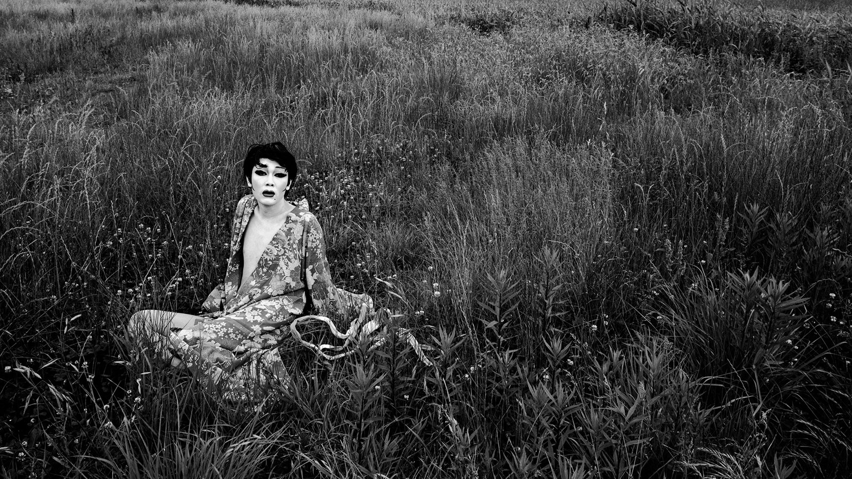 Eikoh Hosoe, Kamaitachi: ảnh bạc gelatin đen trắng vũ công Tatsumi Hijikata giữa cánh đồng vùng quê Tohoku