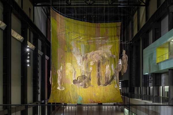 El Anatsui, Behind the Red Moon: tấm màn khổng lồ ghép từ nắp chai kim loại đỏ và vàng treo trong Turbine Hall, Tate Modern