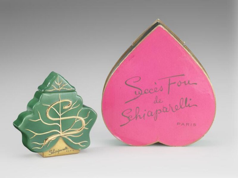 Elsa Schiaparelli, lọ nước hoa Succès Fou: lọ thuỷ tinh xanh hình chiếc lá đặt trong hộp giấy lót vải hồng