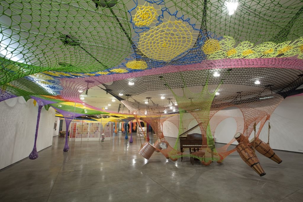Ernesto Neto, Drum (Tambor): a crocheted installation with drums and stones in the body that carries me at the Guggenheim Bilbao