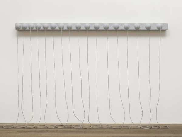 Eva Hesse, Addendum: mười bảy bán cầu giấy bồi màu xám gắn trên thanh gỗ dài treo tường, dây thừng xám rủ từ mỗi bán cầu xuống sàn