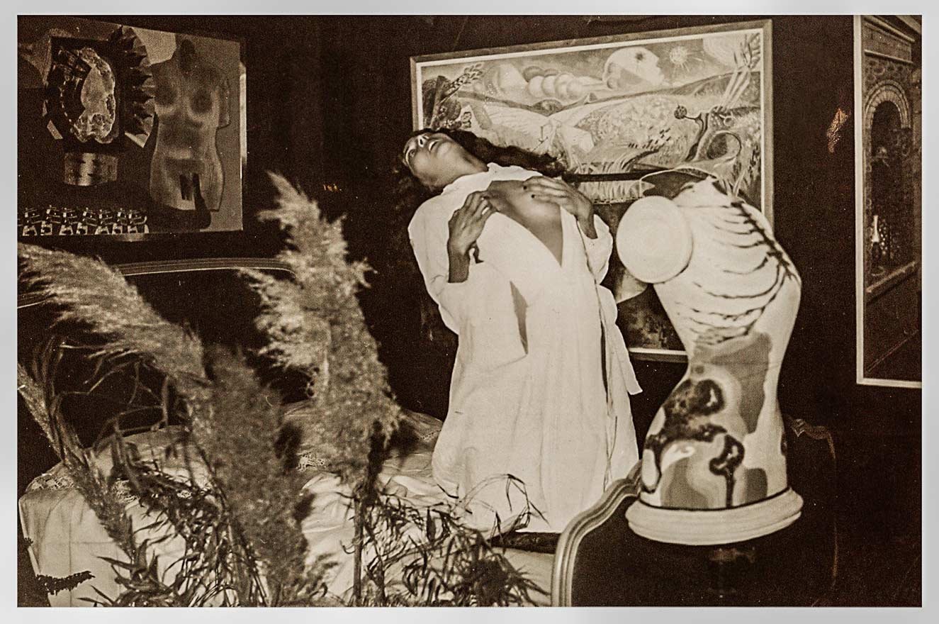 Ảnh tư liệu Exposition Internationale du Surréalisme 1938 tại Galerie Beaux Arts, Paris: phòng chính với những bao than treo trên trần