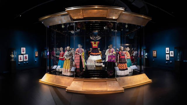 Frida Kahlo trong trang phục Mexico, ảnh chân dung của Nickolas Muray