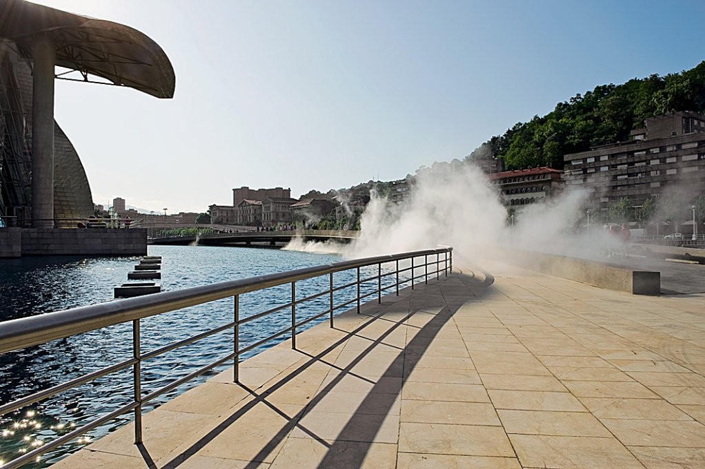 Fujiko Nakaya, Fog Sculpture #08025 (F.O.G.): sương mù trắng dâng lên từ mặt hồ bên mặt tiền hướng sông của bảo tàng Guggenheim Bilbao