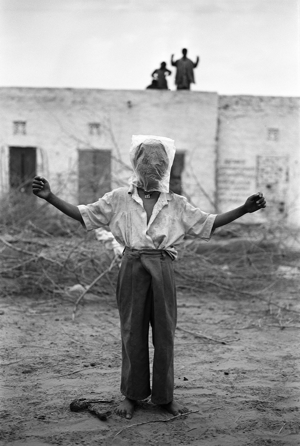 Gauri Gill, Acts of Appearance: người dân Jawhar đeo mặt nạ giấy bồi sơn màu, đứng giữa sinh hoạt thường ngày trong làng