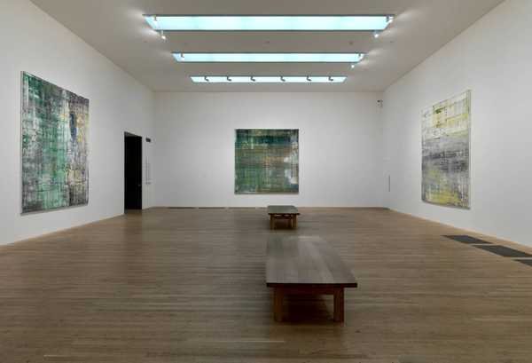 Gerhard Richter, Cage: sáu bức tranh trừu tượng vuông khổ lớn, sơn xám, trắng, xanh lá được gạt thành dải và cào lộ lớp màu bên dưới
