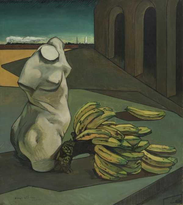 Giorgio de Chirico, The Uncertainty of the Poet: tượng thân nữ bằng thạch cao cạnh nải chuối vàng trong quảng trường có dãy vòm, bầu trời xanh lục và đoàn tàu sau bức tường