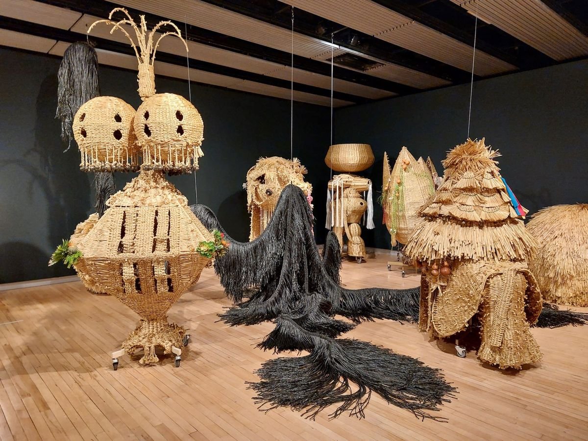 Haegue Yang, Series of Vulnerable Arrangements, Version Utrecht: rèm lá sách, đèn sưởi, quạt và máy phun mùi trong phòng trưng bày
