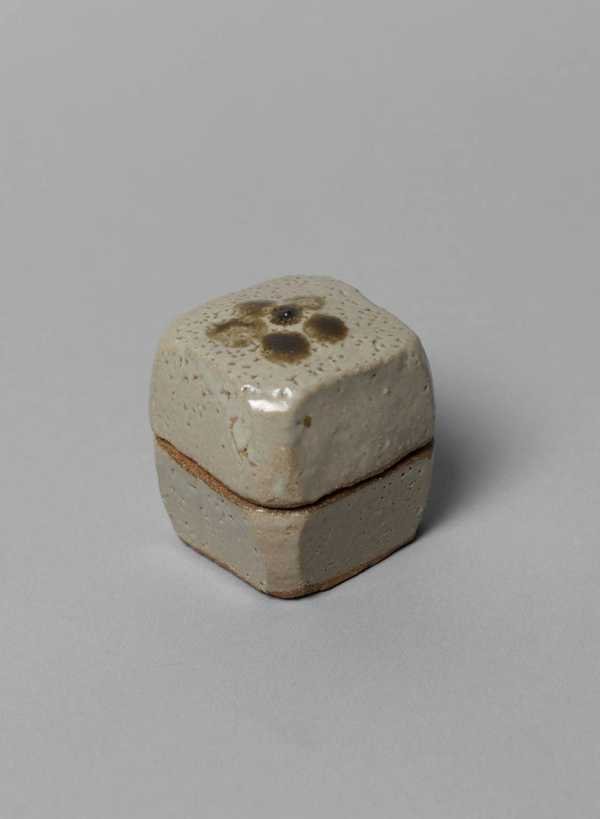 濱田庄司「Incense Box」。1960年につくられた、香を入れる蓋付きの小さな炻器の箱