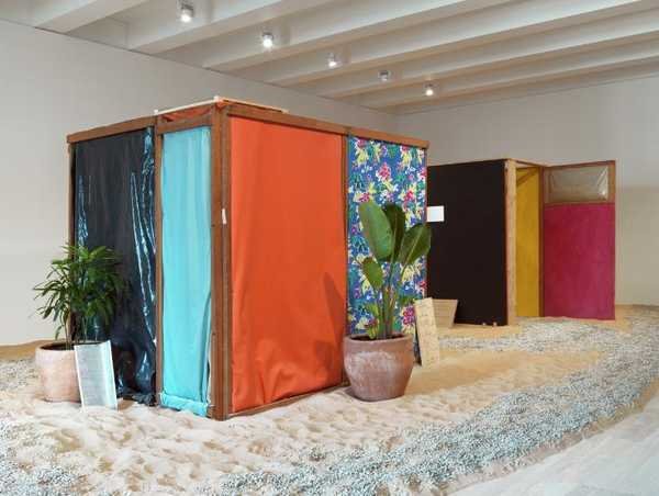 Hélio Oiticica, Tropicália: lối đi phủ cát và sỏi, cây nhiệt đới và hai lều khung gỗ bọc vải
