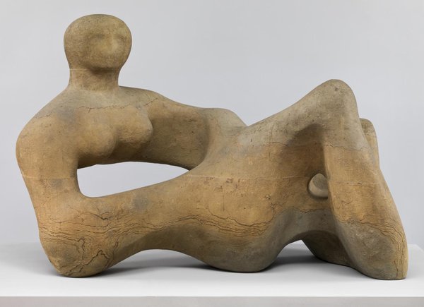 ヘンリー・ムーア「Recumbent Figure」：グリーン・ホーントン石の横たわる女性像。体は丘のように湾曲し、中央が彫り抜かれている