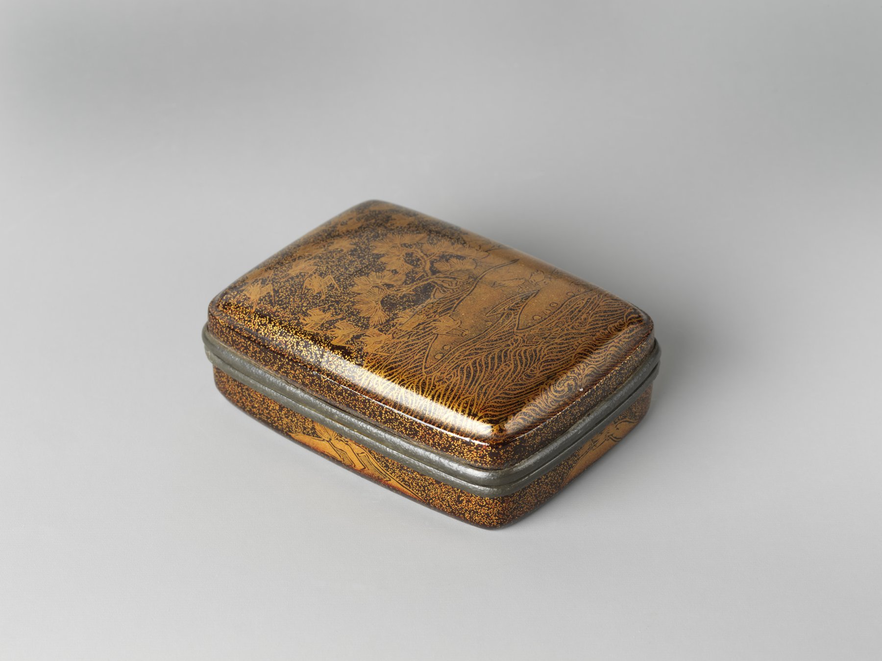 Fourteenth century Japanese lacquer incense box on gold pear skin ground, with pines, plovers and shells on a shore in polished gold