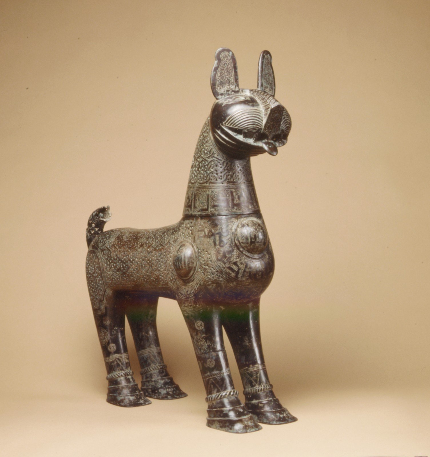 Incense Burner of Amir Saif al-Dunya wa'l-Din ibn Muhammad al-Mawardi: lư hương đồng hình sư tử cỡ lớn, thân chạm khắc và xuyên lỗ, có dải chữ Ả Rập, Khorasan, 1181 đến 1182
