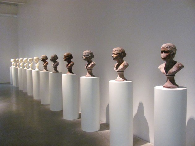 Janine Antoni, Lick and Lather: hai tượng bán thân tự hoạ, một bằng sô-cô-la, một bằng xà phòng, trên bệ trắng