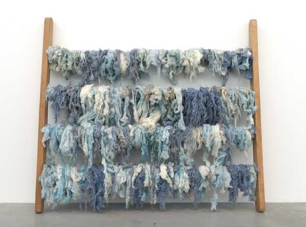 Jannis Kounellis, Untitled 1968: khung gỗ tựa tường, len thô trắng và xanh nhạt vắt trên các thanh ngang
