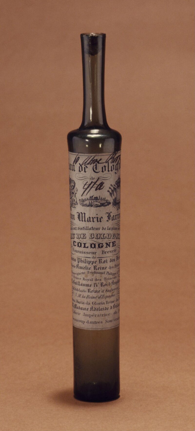 Lọ Eau de Cologne của Jean Marie Farina: lọ thuỷ tinh cao còn nguyên nhãn giấy in chữ Pháp