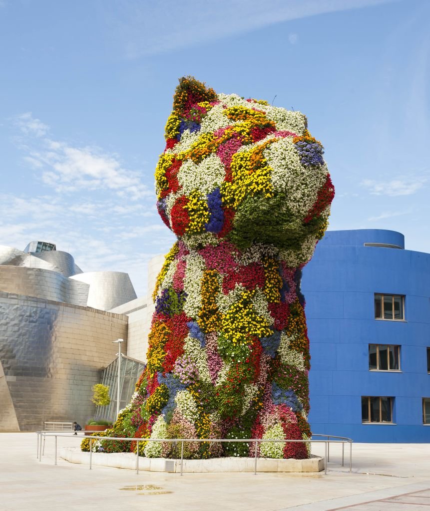 Jeff Koons, Puppy: chú chó sục West Highland khổng lồ phủ kín hoa nhiều màu trước Bảo tàng Guggenheim Bilbao