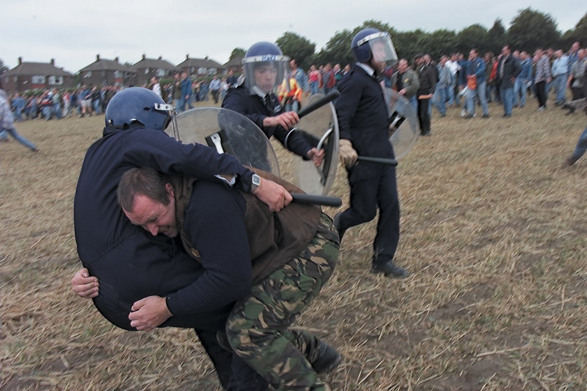 Jeremy Deller, The Battle of Orgreave: người tham gia tái hiện cuộc đụng độ giữa thợ mỏ và cảnh sát trên cánh đồng ở Orgreave