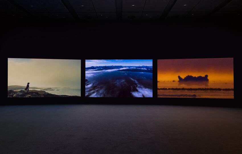 ジョン・アコムフラ「Vertigo Sea」：横に並ぶ三つのスクリーン、海の映像と岸辺に立つ人物