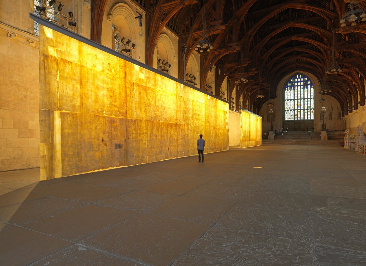 Jorge Otero-Pailos, The Ethics of Dust: tấm màn latex trong mờ màu hổ phách treo song song tường phía đông Westminster Hall