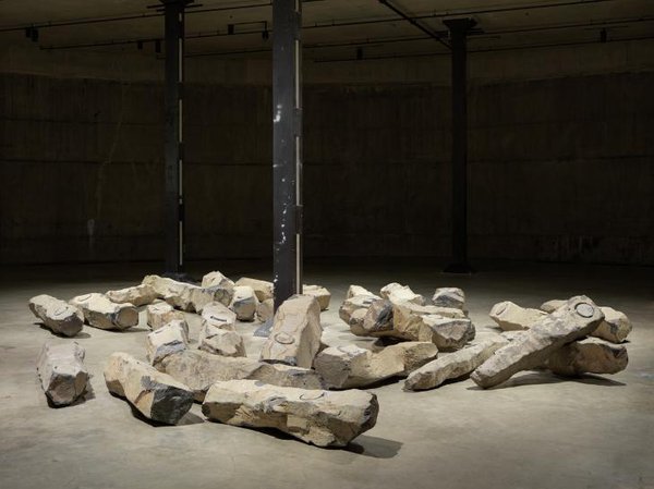 Joseph Beuys, The End of the Twentieth Century: những khối đá bazan dài màu be xám nằm trên sàn, mỗi khối có một nút đá tròn được đánh bóng