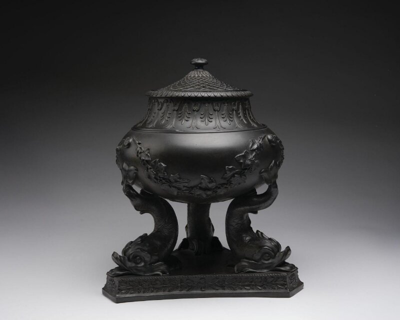 Josiah Wedgwood and Sons, lò đốt viên hương Dolphin Tripod bằng black basalt, bát tròn trên ba con cá heo, nắp hình nón chạm lỗ