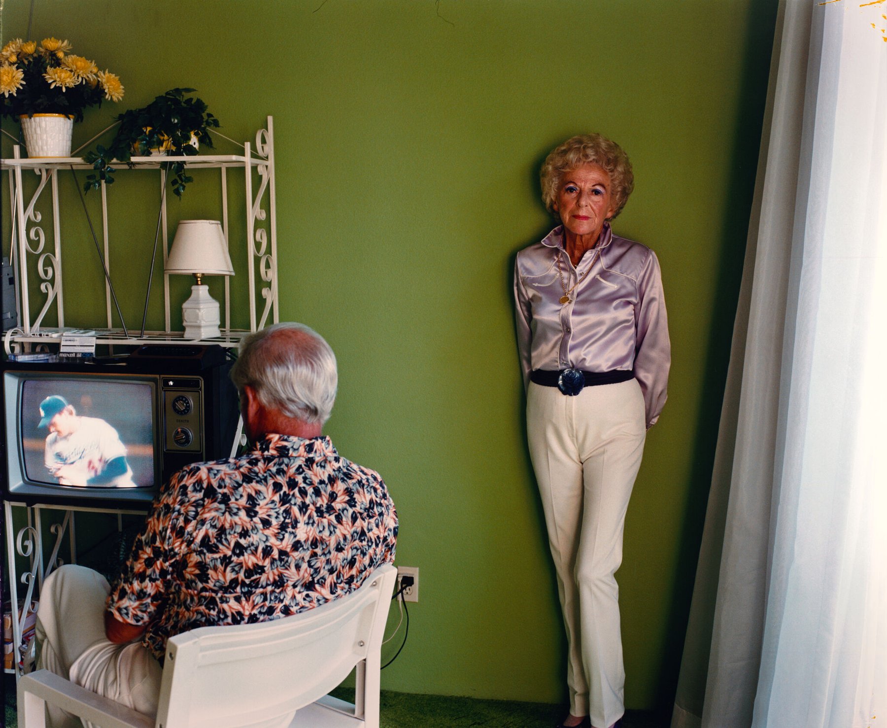 Larry Sultan, My Mother Posing for Me: người mẹ đứng tạo dáng trong phòng khách ngôi nhà ở California