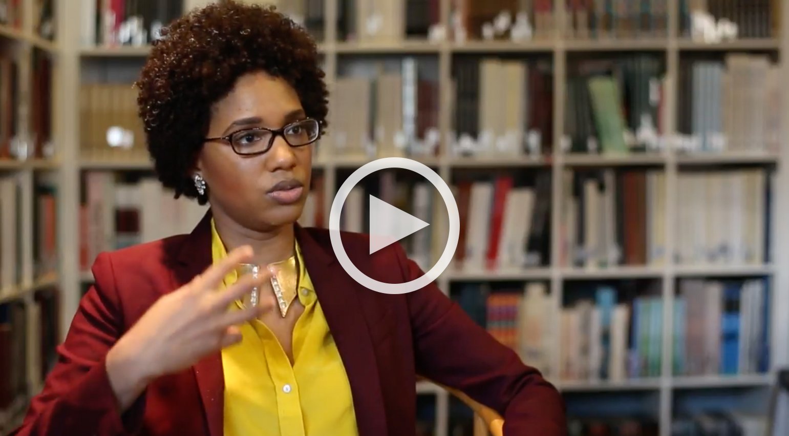 LaToya Ruby Frazier, The Notion of Family: chân dung đen trắng người phụ nữ trong ngôi nhà ở Braddock, Pennsylvania