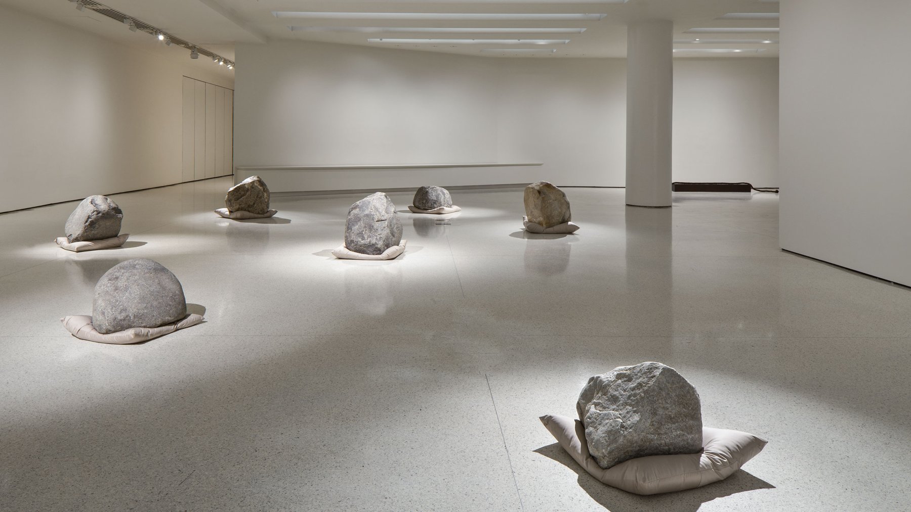 Lee Ufan, Relatum: tảng đá tự nhiên đặt cạnh tấm thép phẳng trên sàn, triển lãm Marking Infinity tại Guggenheim, New York