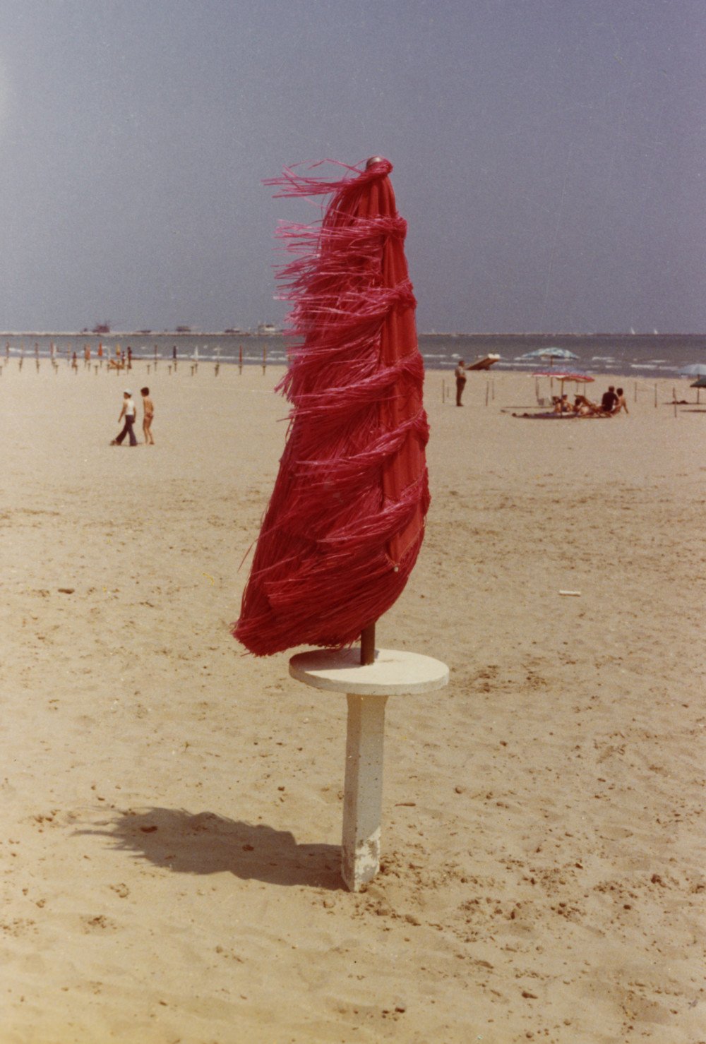 Luigi Ghirri, Marina di Ravenna, 1972, từ loạt Kodachrome: ảnh màu chụp ở vùng biển Marina di Ravenna, nước Ý