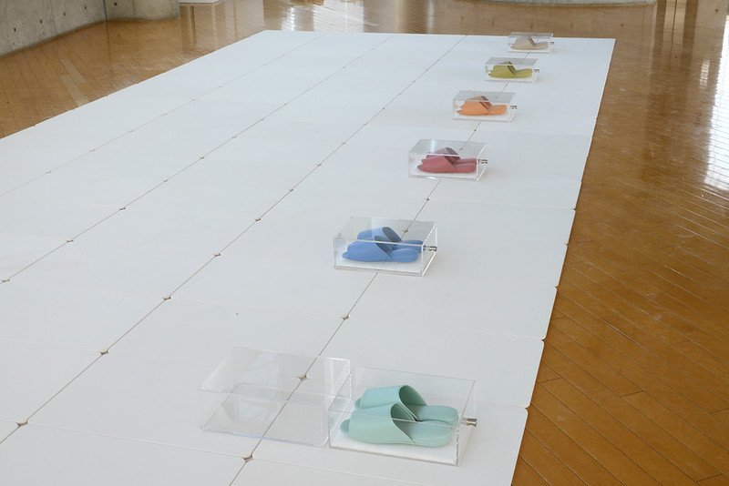 上田麻希「Olfactory Labyrinth ver. 5: Invisible Footprints」。色とりどりのスリッパを履いて展示室を歩く来場者