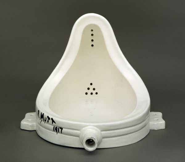 マルセル・デュシャン「Fountain」：仰向けに置かれた白い磁器の小便器。縁に黒い絵の具で R. Mutt 1917 と署名されている
